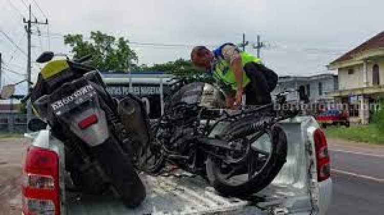 Satu Unit Motor Yamaha Aerox Terbakar Usai Terlibat Kecelakaan Lalu Lintas di Jalan Raya Ngawi