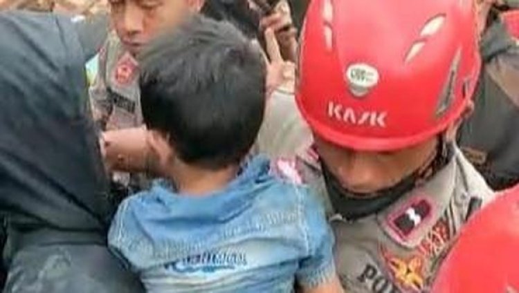 Terjebak 3 Hari, Tim SAR Evakuasi Bocah 5 Tahun Korban Gempa Cianjur