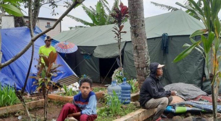 Miris! Korban Gempa Cianjur Dirikan Tenda Pengungsian di Area Kuburan