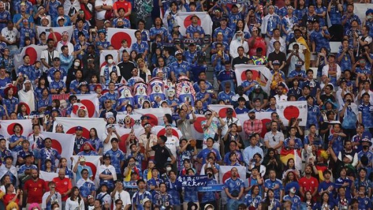 Perilaku Suporter Jepang Bersih-bersih Stadion Usai Gilas Jerman Patut Ditiru