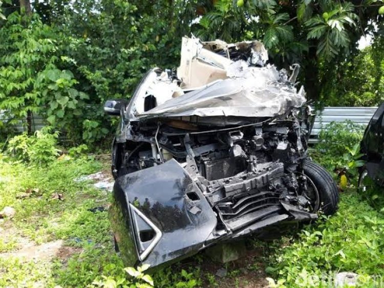 Mobil Alphard Tabrak Truk Trailer di Tol Semarang-Solo, 3 Orang Tewas 2 Luka-luka