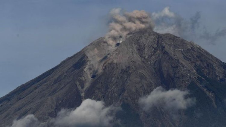 Gunung Semeru Erupsi Pagi Ini, Semburkan Abu Setinggi 500 Meter