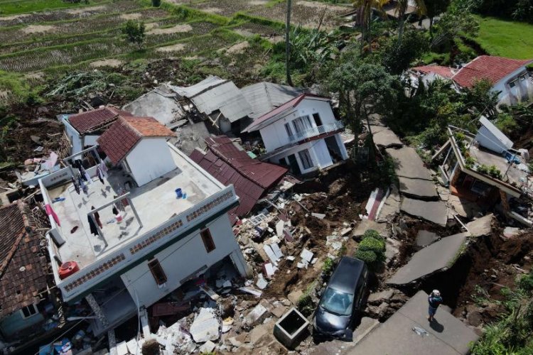 Alat Berat Dikerahkan untuk Pencarian Korban Gempa Cianjur yang Tertimbun