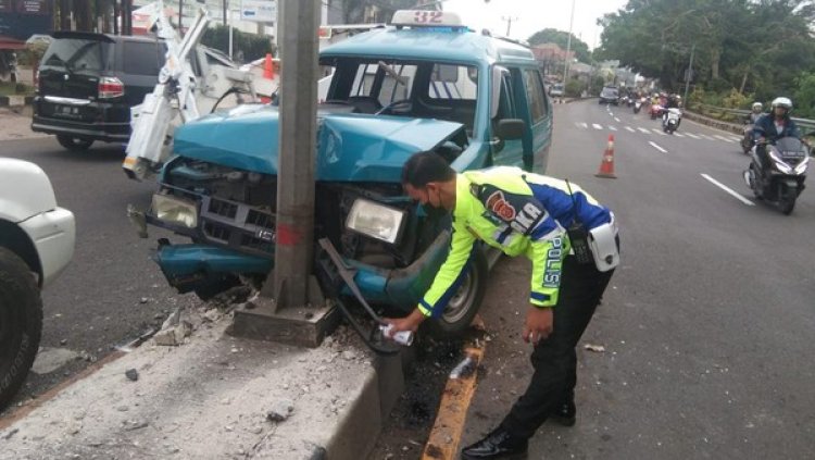 Angkot di Bogor Tabrak Tiang Lampu Jalan, Sopir Alami Luka-luka