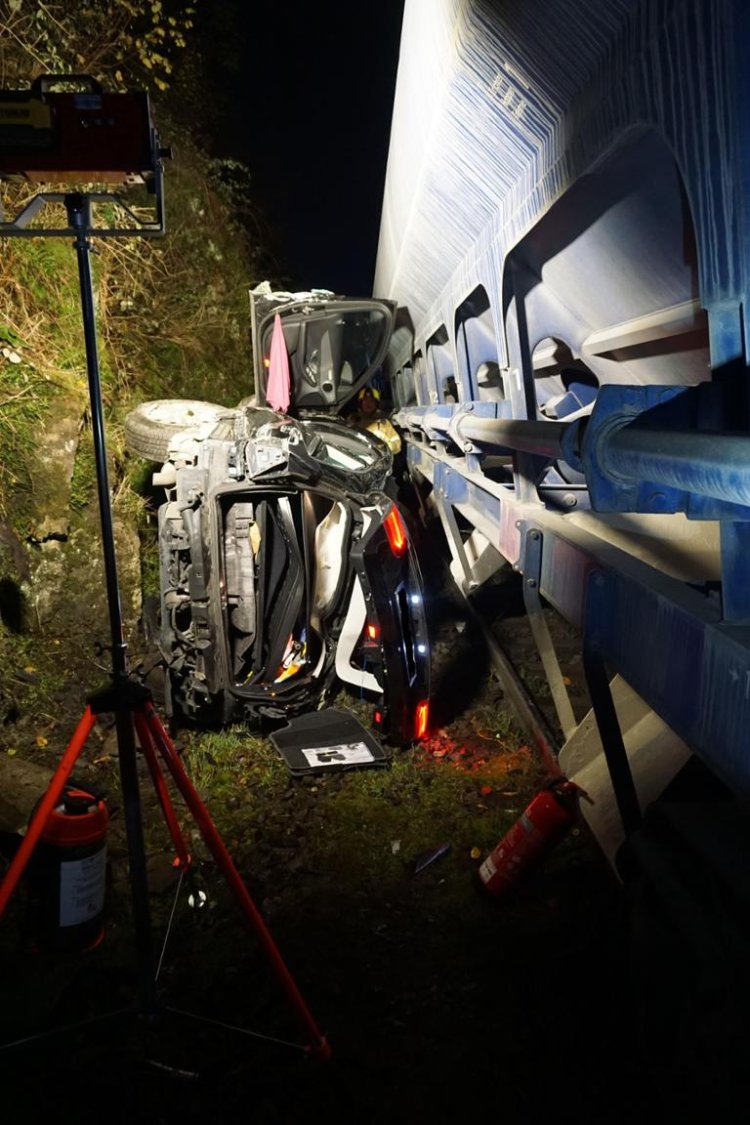 Sebuah Mobil di Jerman Tertabrak Kereta Barang dan Terseret Sejauh 50 Meter