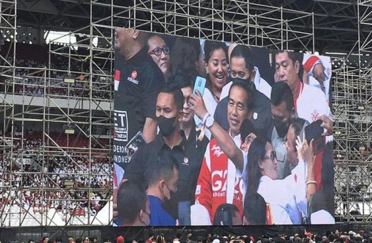 Kehadiran Jokowi dalam Silaturahmi Relawan di GBK, 'Diserbu' Minta Selfie