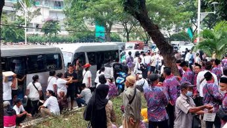 Polisi Lakukan Penguaraian Kemacetan di Senayan Imbas Relawan Jokowi Bubar