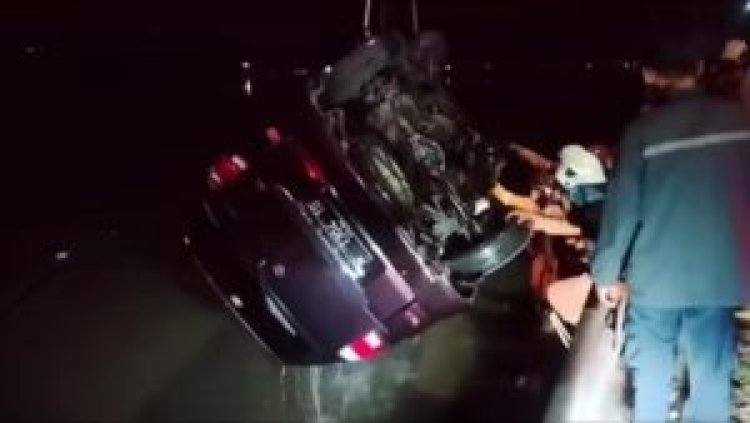 Sopir Ngantuk, Mobil Suzuki Tabrak Pembatas Jalan Hingga Masuk Kali Rolak Surabaya