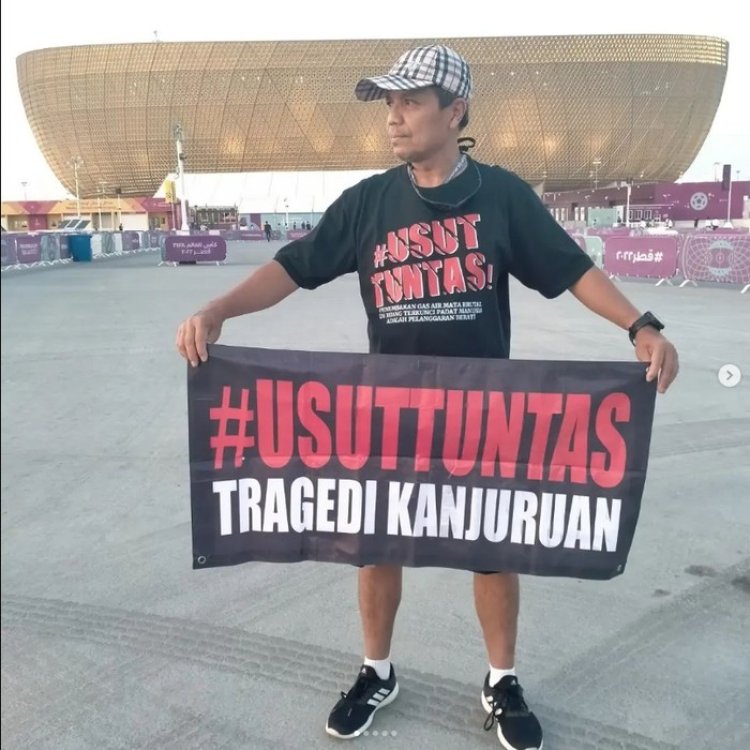 Aremania Datang ke Piala Dunia Bawa Poster #Usuttuntas Tragedi Kanjuruhan