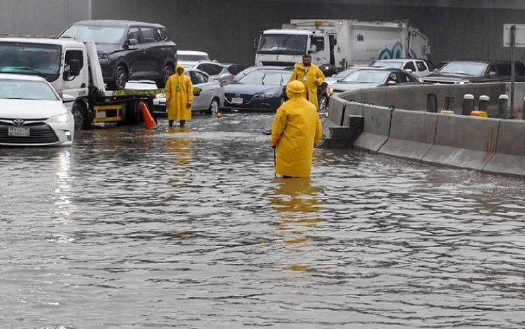 Pemerintah Arab Saudi Beri Kompensasi Korban Banjir di Jeddah