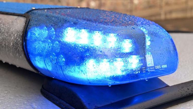 Sebuah mobil patroli berada di lokasi dengan lampu biru menyala. (dpa)