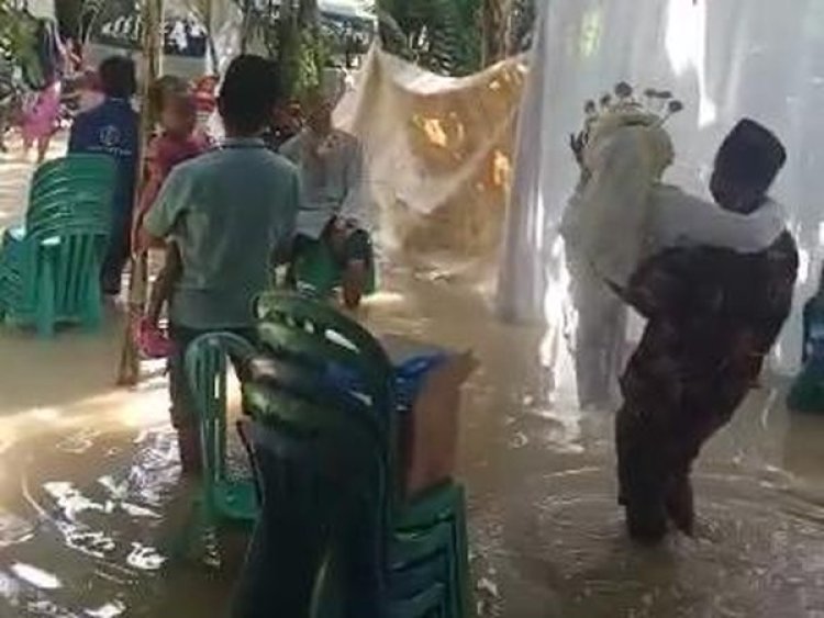 Viral! Hajatan di Bojonegoro Terendam Banjir, Pengantin Wanita Digendong