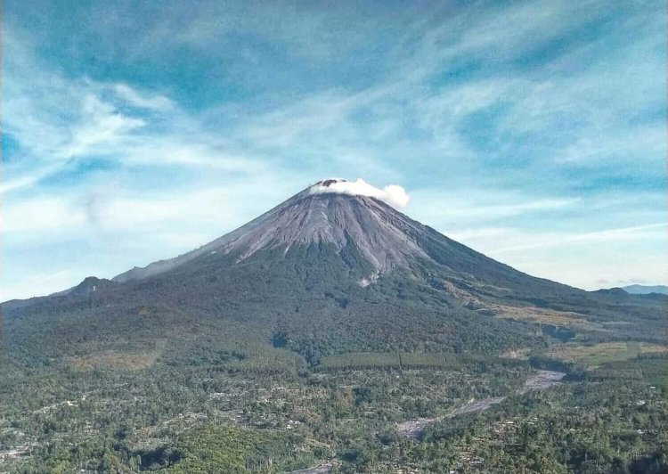 7 Gunung Teringgi di Indonesia  Dengan Pesona Yang Indah