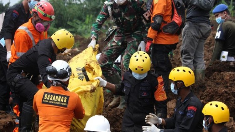 Tim SAR Temukan Jasad Ayah dan Anak Korban Gempa Cianjur