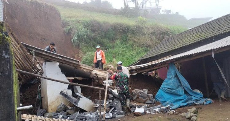 Empat Rumah di Probolinggo Rusak Tertimpa Longsor Usai Bromo Diguyur Hujan Deras