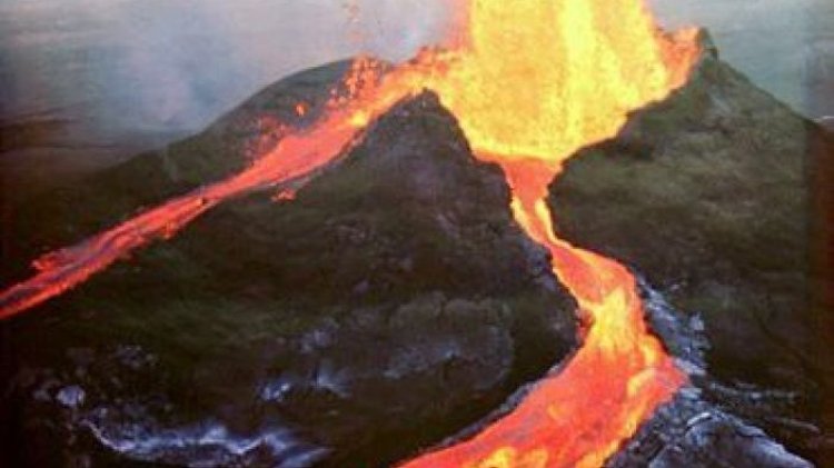 Pertama Kalinya Sejak 1984, Gunung Api Terbesar Dunia Mauna Loa Hawaii Meletus