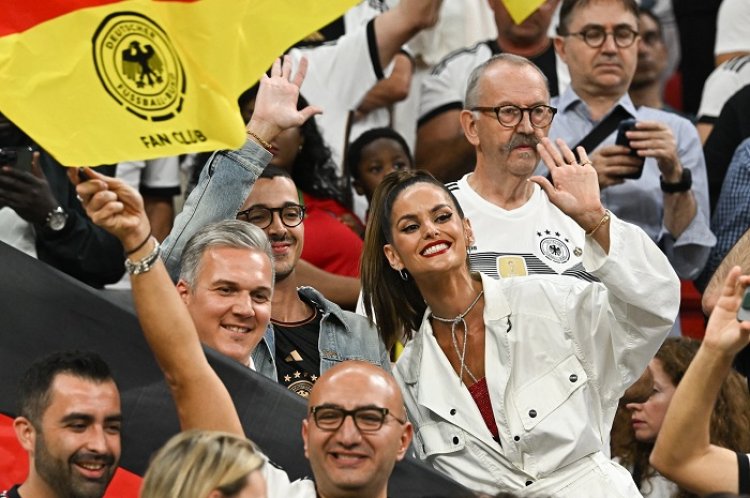 Model Izabel Goulart Menarik Perhatian dengan Tampil Seksi di Stadion World Cup