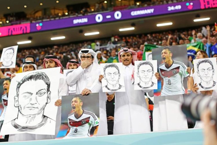 Aksi Protes Tutup Mulut Timnas Jerman Ditirukan Fans Qatar dengan Angkat Poster Mesut Ozil