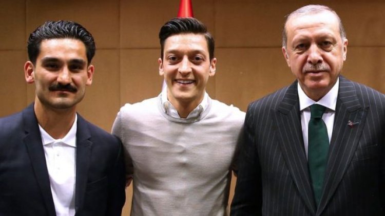 Ozil (tengah) berfoto dengan Presiden Turki. (Getty Images)