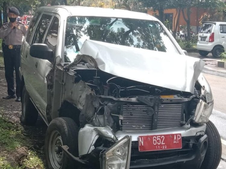 Mobil Pelat Merah Tertabrak Kereta BBM di Malang