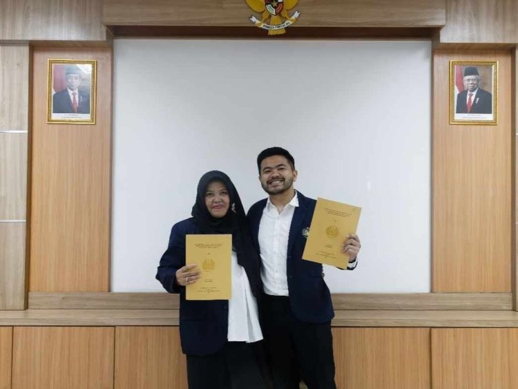 Ibu dan Anak Kompak Sidang Tesis Bareng Dipascasarjana Unesa Surabaya
