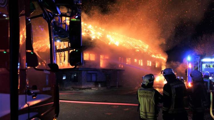 Waduh! Bangunan Peternakan Kuda di Jerman Terbakar, Lebih dari 100 Petugas Dikerahkan