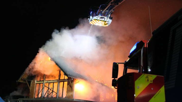 Lebih dari 100 petugas pemadam kebakaran dikerahkan untuk memadamkan api. (Feuerwehr Heiligenstadt)