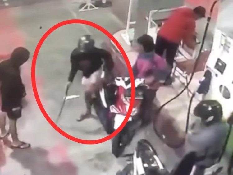 Viral Video Orang Bawa Pedang Saat Antre Isi BBM di SPBU Madiun