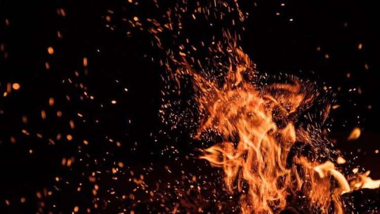 Kebakaran Sebuah Rumah di Pasuruan Akibat HP Meledak Saat Dicas, 1 Orang Meninggal Dunia