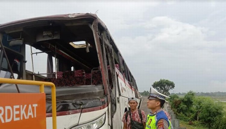 Terjadi Kecelakaan Bus yang Tewaskan 1 Orang dan Sebabkan 17 Orang Luka di Tangerang