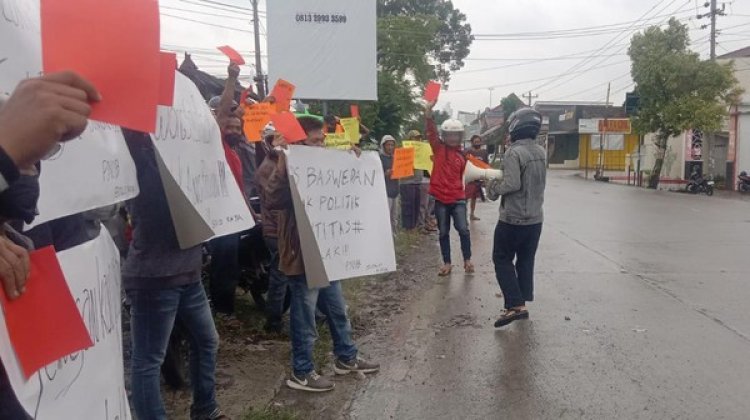 Sekelompok Orang Gelar Aksi Tolak Kedatangan Anies Baswedan di Exit Tol Klodran Kota Solo