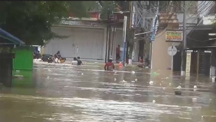 Sampang Direndam Banjir, PLN Padamkan Listrik untuk Keselamatan