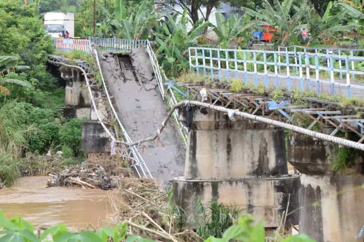Jembatan Putus di Kupang, Ibu Hamil Dibantu Warga Seberangi Kali