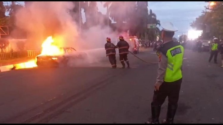 Sebuah Mobil Accord Terbakar di Depan Pendopo Bupati Pandeglang