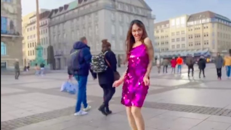 Bunda Corla Pakai Mini Dress Saat Musim Dingin di Video Klip Terbarunya