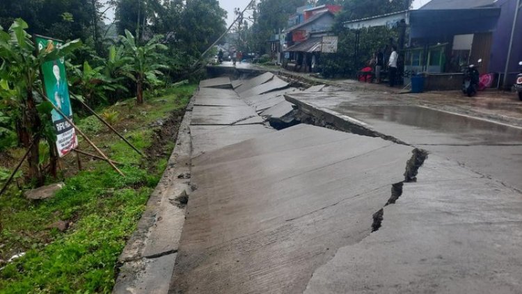 Jalan Raya Cikeusik-Picung Amblas Hingga Tertimbun Longsor Dikarenakan Hujan Deras