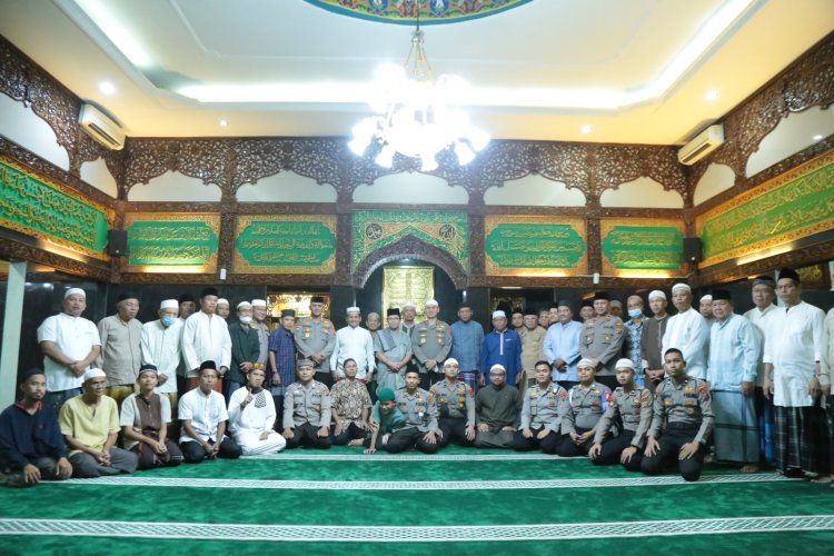Kapolsekta Deli Tua Danpingi Wakapolda Sumut  Safari Subuh di Masjid Baitusholihin