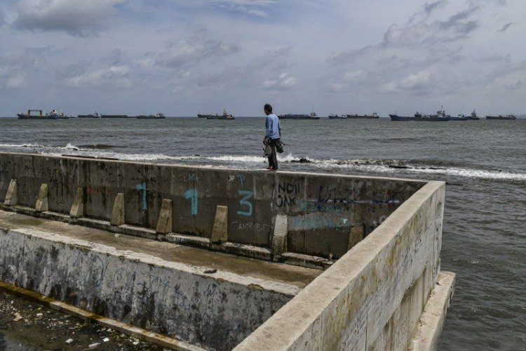 Duh! Air Laut Merembes ke Permukiman Warga Imbas Tanggul Laut di Pesisir Utara Jakarta Retak