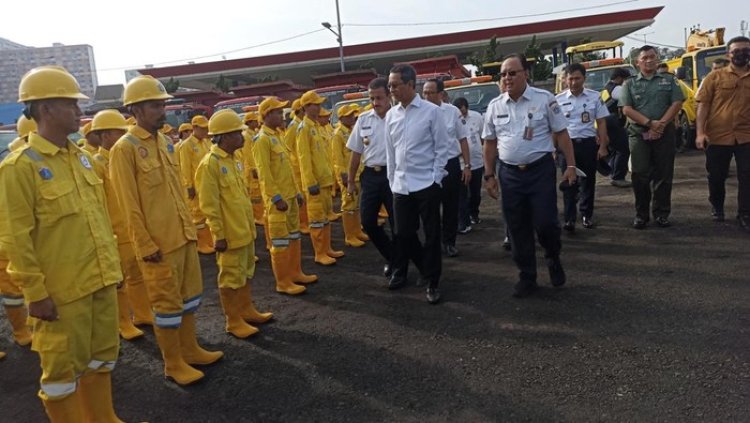 Pj Gubernur DKI Cek Kesiapan Pasukan Kuning dan Alat Penunjang Kerja Untuk Hadapi Cuaca Ekstrem