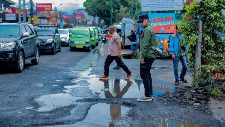 Bima Arya Sugiarto Cek Jalan Berlubang di Jalan Raya Tajur Bogor