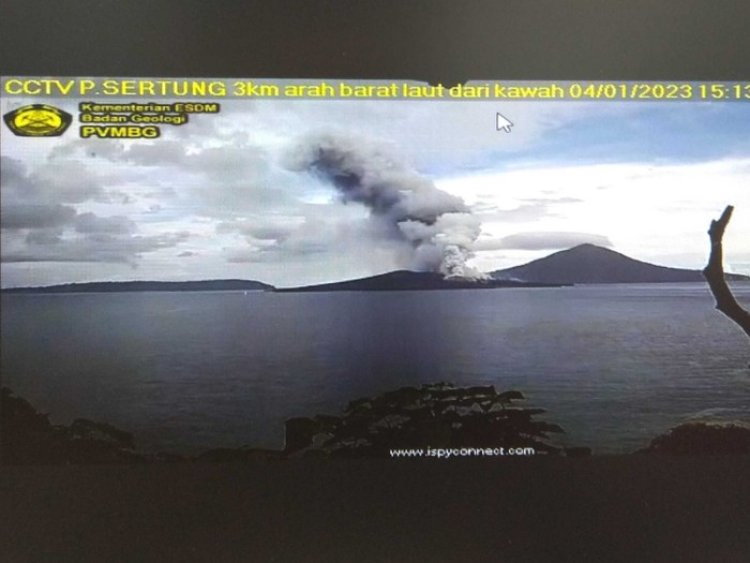 Gunung Anak Krakatau Erupsi, Warga Dilarang Aktivitas hingga Radius 5 Km!