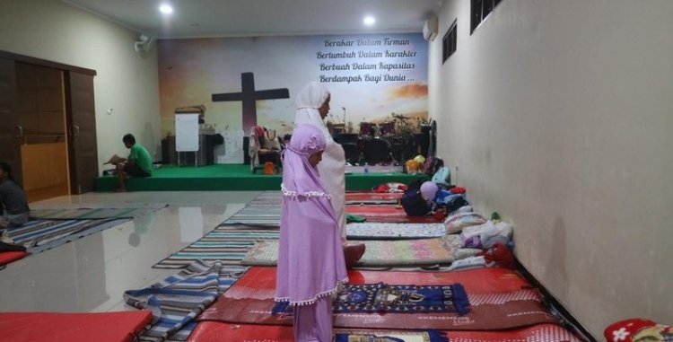 Korban Banjir di Kudus Jalani Ibadah Salat Saat Mengungsi di Aula Gereja Setempat