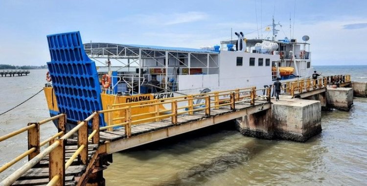 Penumpang Kapal Penyebrangan Tujuan Madura Akhirnya Bisa Berangkat Usai 15 Hari Tertahan di Pelabuhan Situbondo
