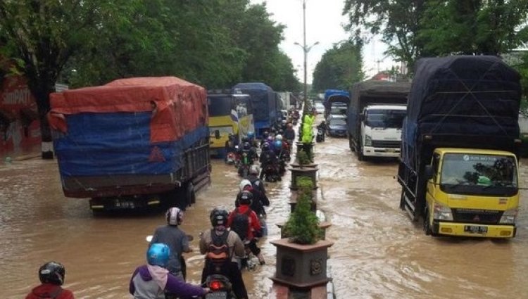 Jalan Penghubung Madura Bangkalan-Sampang Tenggelam Karena Hujan Deras
