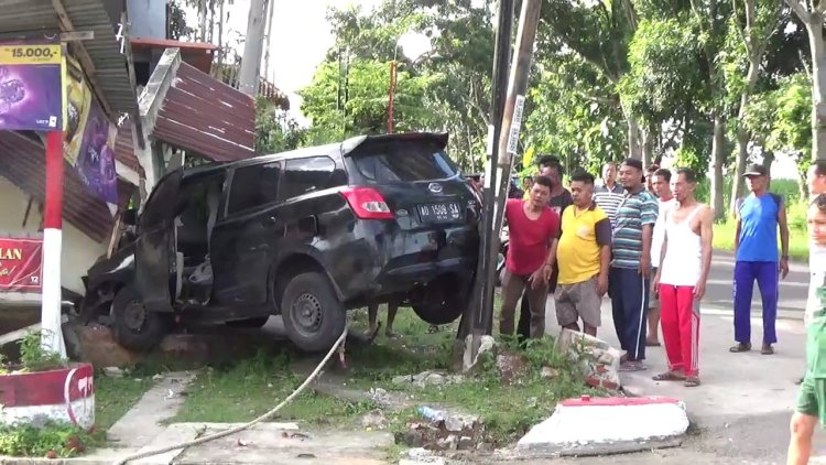 Mobil Datsun Warga Solo Tabrak Pos Kamling di Magetan, Terjepit Tiang Telepon Satu Luka
