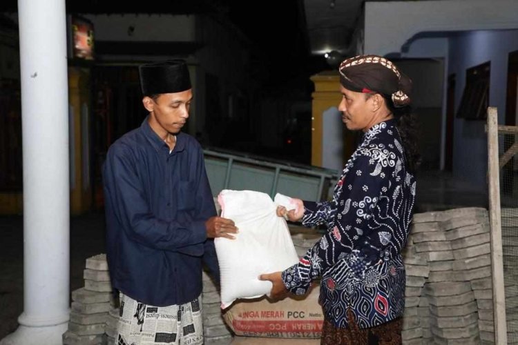 Relawan Ganjar Renovasi MCK Pondok Pesantren di Tulungagung