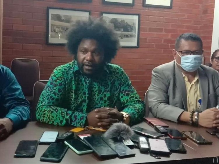 Polisi Awasi Ketua DPRD Tolikara yang Dampingi Lukas Enembe Saat Ditangkap KPK