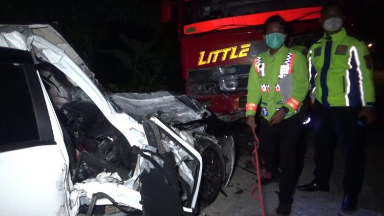 Ada Miras di Jaket Salah Satu Korban Mobil Tabrak Tronton Parkir di Ngawi