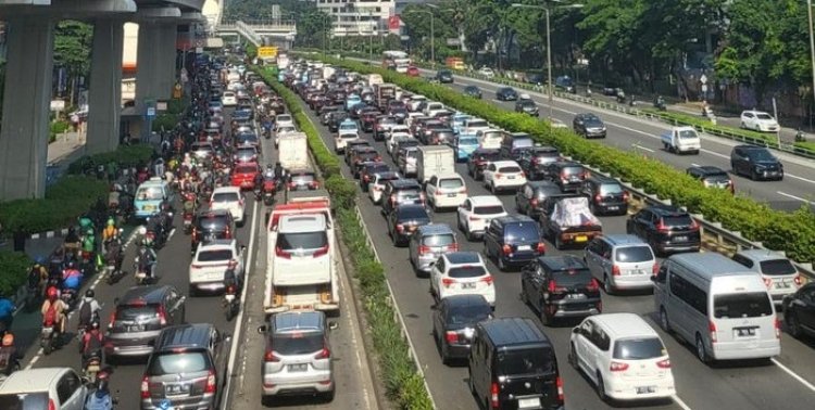 Lalin Arah Semanggi Macet Parah Imbas Kecelakaan Truk di Jalan Gatsu Jaksel