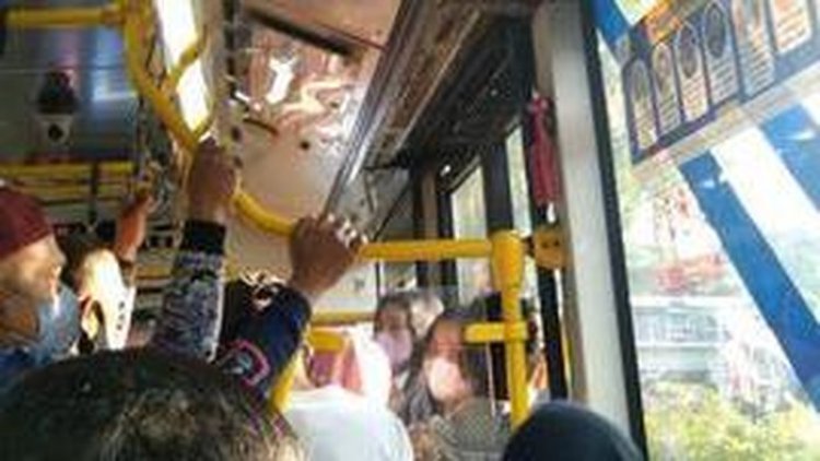 Bus TransJakarta Mogok 30 Menit di Halte Cawang UKI